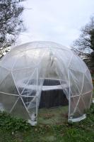 a plastic iguana greenhouse in a yard at Gîte 3 pers Jacuzzi extérieur sous bulle, possibilité table d&#39;hôtes le soir in Tréduder