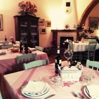 une salle à manger avec deux tables et une cheminée dans l'établissement Agriturismo Campo Al Sole, à Castell’Anselmo