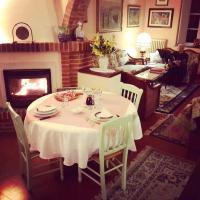 une salle à manger avec une table et une cheminée dans l'établissement Agriturismo Campo Al Sole, à Castell’Anselmo