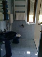 A bathroom at Falco Bianco