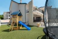 Plac zabaw dla dzieci w obiekcie Luxury villa Magale with large pool
