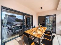 Restauracja lub miejsce do jedzenia w obiekcie Luxury villa Magale with large pool
