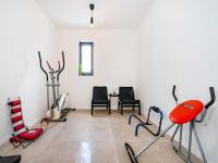 Centrum fitness w obiekcie Luxury villa Magale with large pool