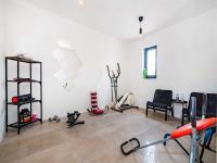Centrum fitness w obiekcie Luxury villa Magale with large pool