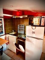 Kuchyňa alebo kuchynka v ubytovaní Résidence CAENEE, le dépaysement Naturiste en été avec l'atypique studio climatisé "vintage" en sous pente, sa "paillote" avec jacuzzi, entouré de verdure, planchagrill, transats, vélos gratuits, wifi 5G, Travel Proud LGBTQI, chiens admis