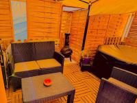 Posedenie v ubytovaní Résidence CAENEE, le dépaysement Naturiste en été avec l'atypique studio climatisé "vintage" en sous pente, sa "paillote" avec jacuzzi, entouré de verdure, planchagrill, transats, vélos gratuits, wifi 5G, Travel Proud LGBTQI, chiens admis
