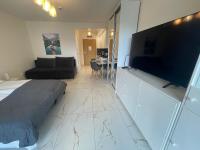 Telewizja i/lub zestaw kina domowego w obiekcie Kasprowicza 20 Luxury Apartments - Free Pool, Saunas, Salzgrotte, Jacuzzi, Gym, Children's Playroom, Fitness