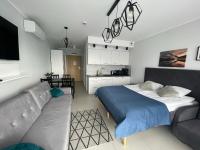 Łóżko lub łóżka w pokoju w obiekcie Kasprowicza 20 Luxury Apartments - Free Pool, Saunas, Salzgrotte, Jacuzzi, Gym, Children's Playroom, Fitness