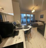 Telewizja i/lub zestaw kina domowego w obiekcie Kasprowicza 20 Luxury Apartments - Free Pool, Saunas, Salzgrotte, Jacuzzi, Gym, Children's Playroom, Fitness