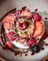 Logis Hôtel Restaurant Aloe في ليزيربييه: حلوى تحتوي على الفراولة والتوت على طبق