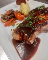 Logis Hôtel Restaurant Aloe في ليزيربييه: طبق بيض من الطعام به لحم وخضروات