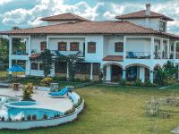 uma casa grande com uma piscina na frente em Casona Montañesa cerca Parque del Café em Montenegro