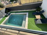 Basen w obiekcie Grande Villa cosy avec piscine, sauna & jacuzzi lub w pobliżu