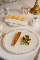 un plato blanco con un trozo de comida en una mesa en Chateau d'Audrieu, en Audrieu