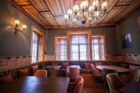 Un restaurante con mesas y sillas y una lámpara de araña. en Storytellers Palace, en São Martinho do Porto