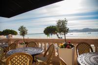 un patio con mesas y sillas y la playa en Storytellers Palace, en São Martinho do Porto