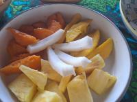 un bol de fruits et légumes sur une table dans l'établissement Villa Adelina Zanzibar, à Zanzibar City