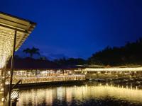 uma vista nocturna para uma marina com luzes em Damara Hotel at Ciudad Elmina em Dagupan