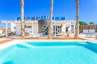 Bazén v ubytovaní Boutique Beach Villa by Lanzarote Retreats - Private Pool - 1 min walk to Sea Pool alebo v jeho blízkosti