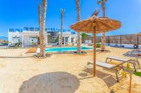 Bazén v ubytovaní Boutique Beach Villa by Lanzarote Retreats - Private Pool - 1 min walk to Sea Pool alebo v jeho blízkosti