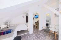 Plán poschodí v ubytovaní 8/9 personnes, ensemble de 3 logements tous équipés et climatisés, Wifi, Netflix, centre ville à 400m, boites à clés