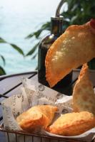 een mand gevuld met voedsel bovenop een tafel bij Pousada Papiro Boutique in Abraão