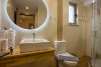 Koupelna v ubytování Vardians Villas & Suites