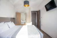 Postel nebo postele na pokoji v ubytování Vardians Villas & Suites