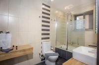Koupelna v ubytování Vardians Villas & Suites