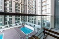 Bazén v ubytování Luxury 1bdr in Sobha Creek Vistas Reserve nebo v jeho okolí