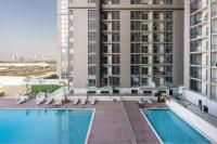 Bazén v ubytování Luxury 1bdr in Sobha Creek Vistas Reserve nebo v jeho okolí