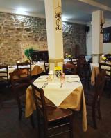 een eetkamer met een tafel met geel tafelkleed bij Relais Ca del rio in Botteghino di Zocca