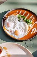 eine Schüssel Suppe mit Eiern auf dem Tisch in der Unterkunft Majagua Hotel Boutique -Adults Only in Oaxaca de Juárez