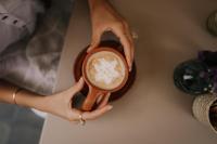 Eine Frau hält eine Tasse Kaffee. in der Unterkunft Majagua Hotel Boutique -Adults Only in Oaxaca de Juárez