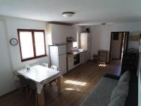 Kuchyňa alebo kuchynka v ubytovaní Apartments by the sea Tkon, Pasman - 12346