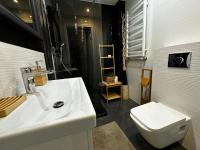 Kúpeľňa v ubytovaní Apartament Słoneczny Gródek 30