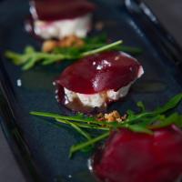 eine blaue Platte mit einem Stück Essen drauf. in der Unterkunft Logis Hôtel Volcan Sancy in Nébouzat