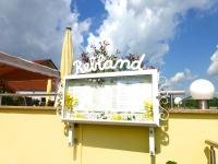 Un cartel de un restaurante en el lateral de un edificio. en Gasthof Rebland, en Eichstetten