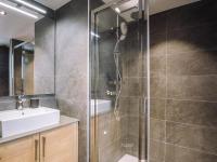 Łazienka w obiekcie Bel appart 4* avec jardin privé, à 350m de la Flégère, WIFI, PARKING - FR-1-343-213