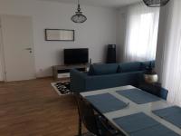 A television and/or entertainment centre at Vienna Belvedere und Hauptbahnhof Apartment