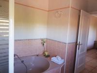 A bathroom at CASA RURAL EL SAUCE. A 2,5 KM DE CUENCA CAPITAL