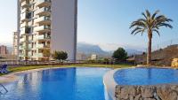 Bazén v ubytovaní Skyline 14 Large and sunny all-day balcony with stunning sea views alebo v jeho blízkosti