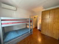 Uma ou mais camas em beliche em um quarto em &para; Duplex, Sur Le Port avec Climatisation