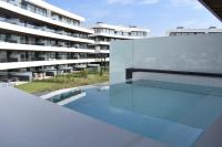 Bazén v ubytování Luxury complex beachfront apartment, infinity pool, sauna, gym and large terrace nebo v jeho okolí