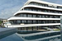Bazén v ubytování Luxury complex beachfront apartment, infinity pool, sauna, gym and large terrace nebo v jeho okolí