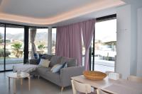 Posezení v ubytování Luxury complex beachfront apartment, infinity pool, sauna, gym and large terrace