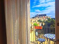 una vista de una ciudad desde un balcón en B&amp;B Cuore Barocco, en Ragusa