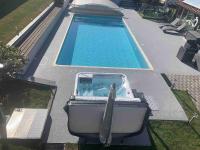 Bazén v ubytovaní Chalet 2 personnes avec jacuzzi et piscine saisonnière partagée alebo v jeho blízkosti