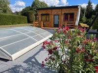 Vonkajšia záhrada v ubytovaní Chalet 2 personnes avec jacuzzi et piscine saisonnière partagée