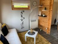 Posedenie v ubytovaní Chalet 2 personnes avec jacuzzi et piscine saisonnière partagée